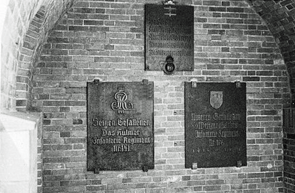Tannenberg-Denkmal - Den gefallenen der Regimenterweitere-Gedenktafeln