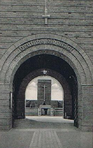 Eingang zum Tannenberg Denkmal und die Hindenburgtafel Ostpreussen